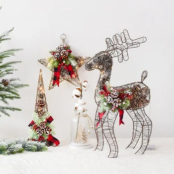 Kalėdų briedžių scenos išdėstymas papuošalai kaustytomis geležies LED žibintai, pušies kankorėžis Kalėdų eglutė darbalaukio dekoravimas ornamentais namų dekoro