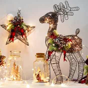 Kalėdų briedžių scenos išdėstymas papuošalai kaustytomis geležies LED žibintai, pušies kankorėžis Kalėdų eglutė darbalaukio dekoravimas ornamentais namų dekoro