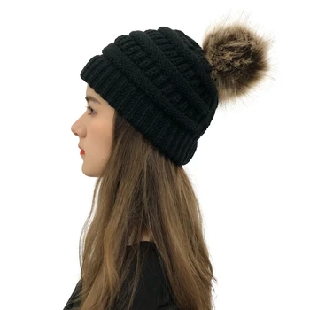 Moterų Žiemos Stambusis Megzti Beanie kepurė su Nuimamu Pom Pom Tuščiaviduriai Criss Cross Nepatogus Bun Aukštos plaukai surišti į uodegą Ruožas Kaukolė Bžūp