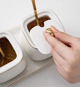 Namų ūkio Salt Shaker Prieskonių Dėžutė Balto Aukso Keramikos Prieskonių Indelį su Dangteliu Virtuvės Valgių Pagardas Įrankis Talpykla